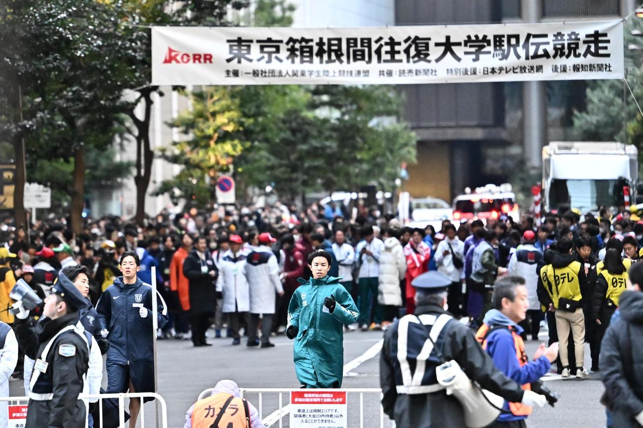 ウォーミングアップする青学大1区宇田川（手前）（撮影・滝沢徹郎）