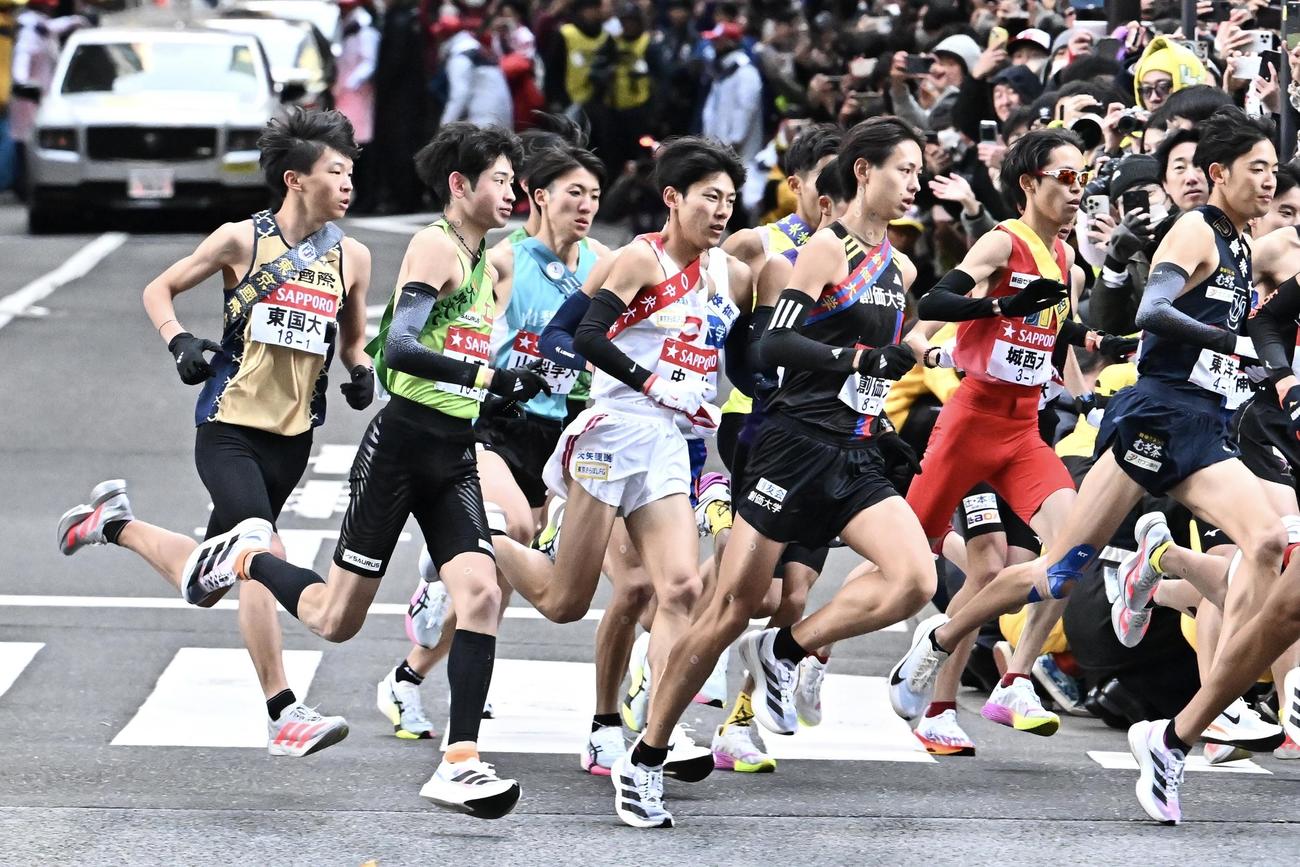 大手町をスタートする中大1区吉居（中央）ら選手たち（撮影・滝沢徹郎）