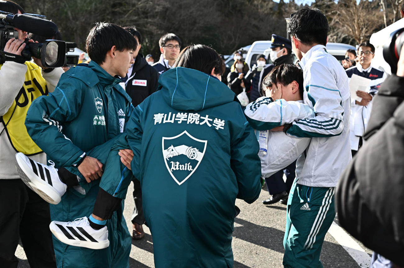 レース後、体調不良で運ばれる青学大5区若林（撮影・滝沢徹郎）
