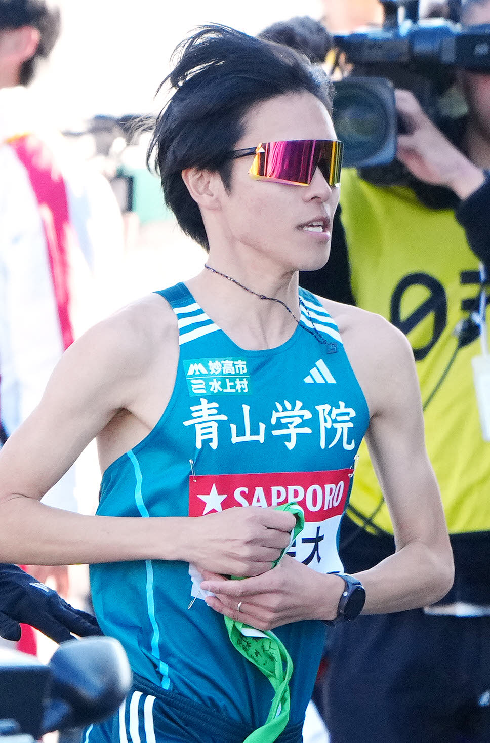 左手薬指に指輪をはめ、平塚中継所を出る青学大4区太田（撮影・江口和貴）