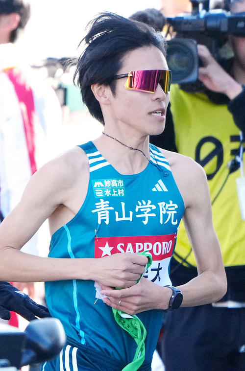 箱根駅伝】青学大“駅伝男”太田蒼生が4区で日本人最高記録 2位浮上で