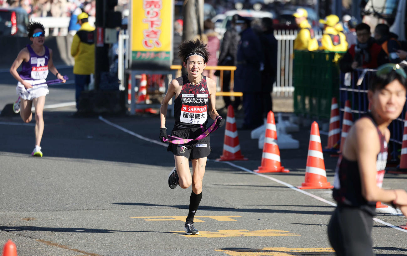 戸塚中継所に駆け込む国学院大2区平林（撮影・宮地輝）