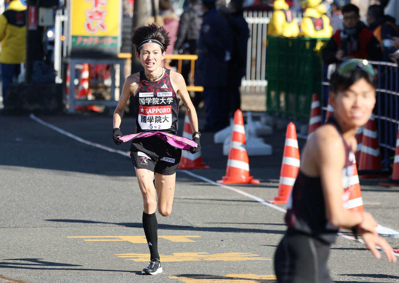戸塚中継所に駆け込む国学院大2区平林（撮影・宮地輝）