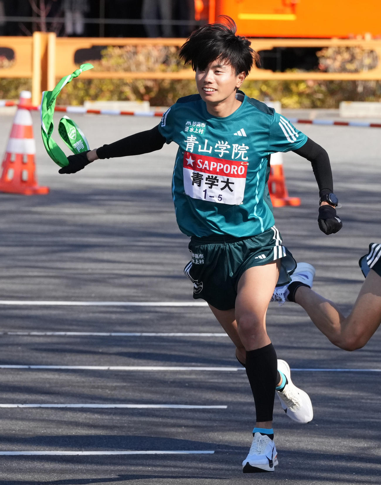 小田原中継所を出発する青学大5区若林（撮影・鈴木みどり）
