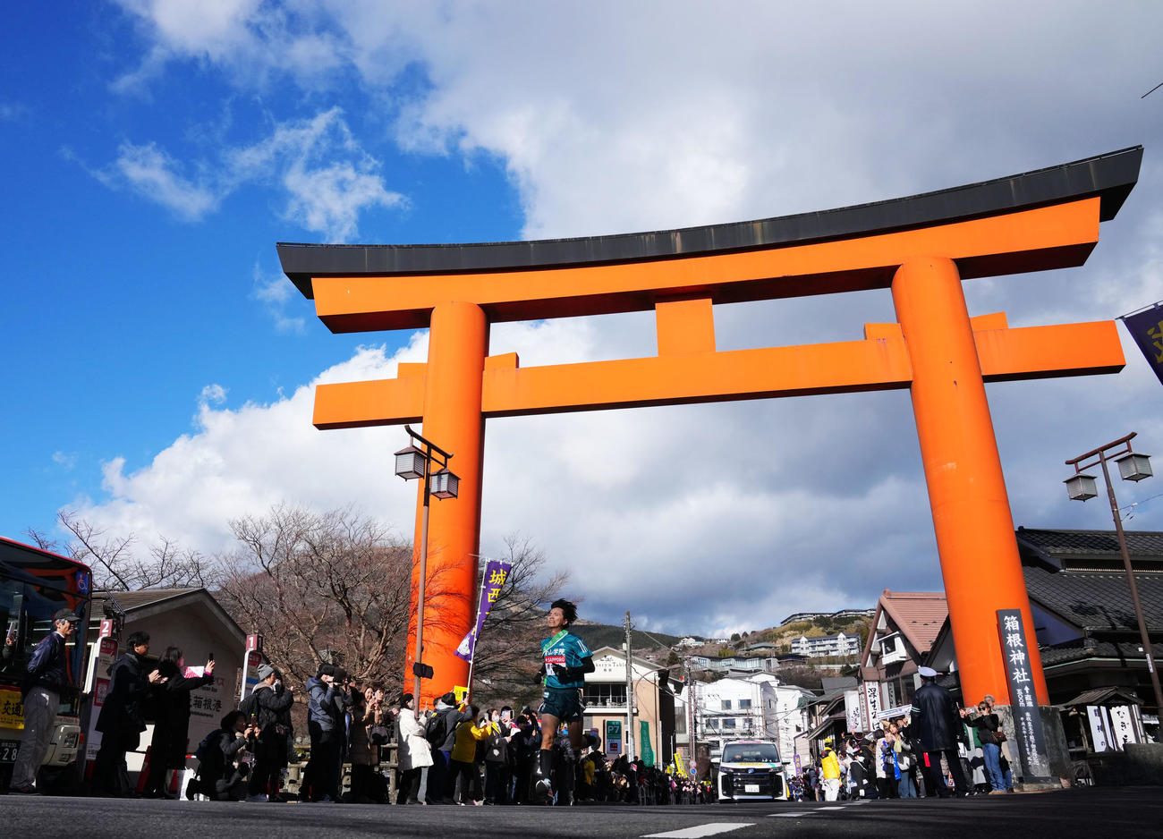 箱根神社の大鳥居前を力走する青学大5区若林（撮影・横山健太）