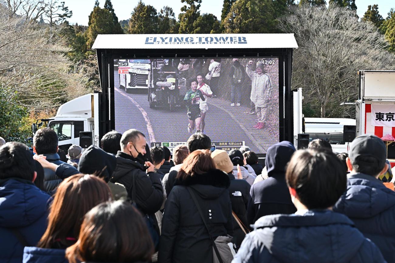 芦ノ湖で5区を力走する青学大・若林と中大・園木の中継を見るファン（撮影・滝沢徹郎）