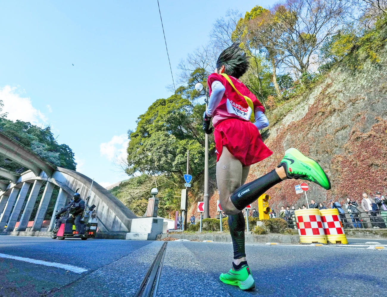 東京箱根間往復大学駅伝競走　ゴールに向かって疾走する城西大5区斎藤（撮影・菅敏）