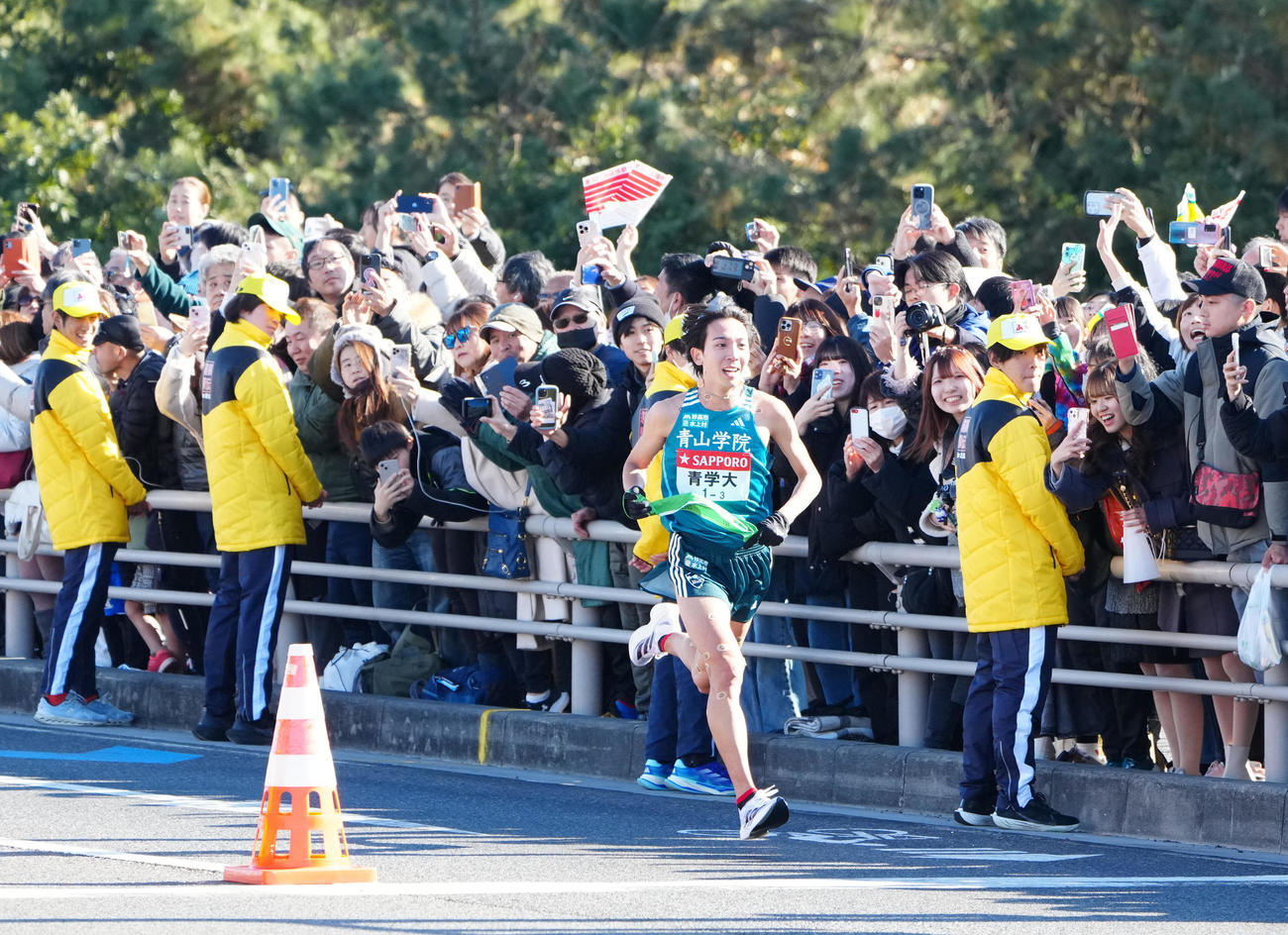 平塚中継所に向かう青学大3区鶴川（撮影・江口和貴）