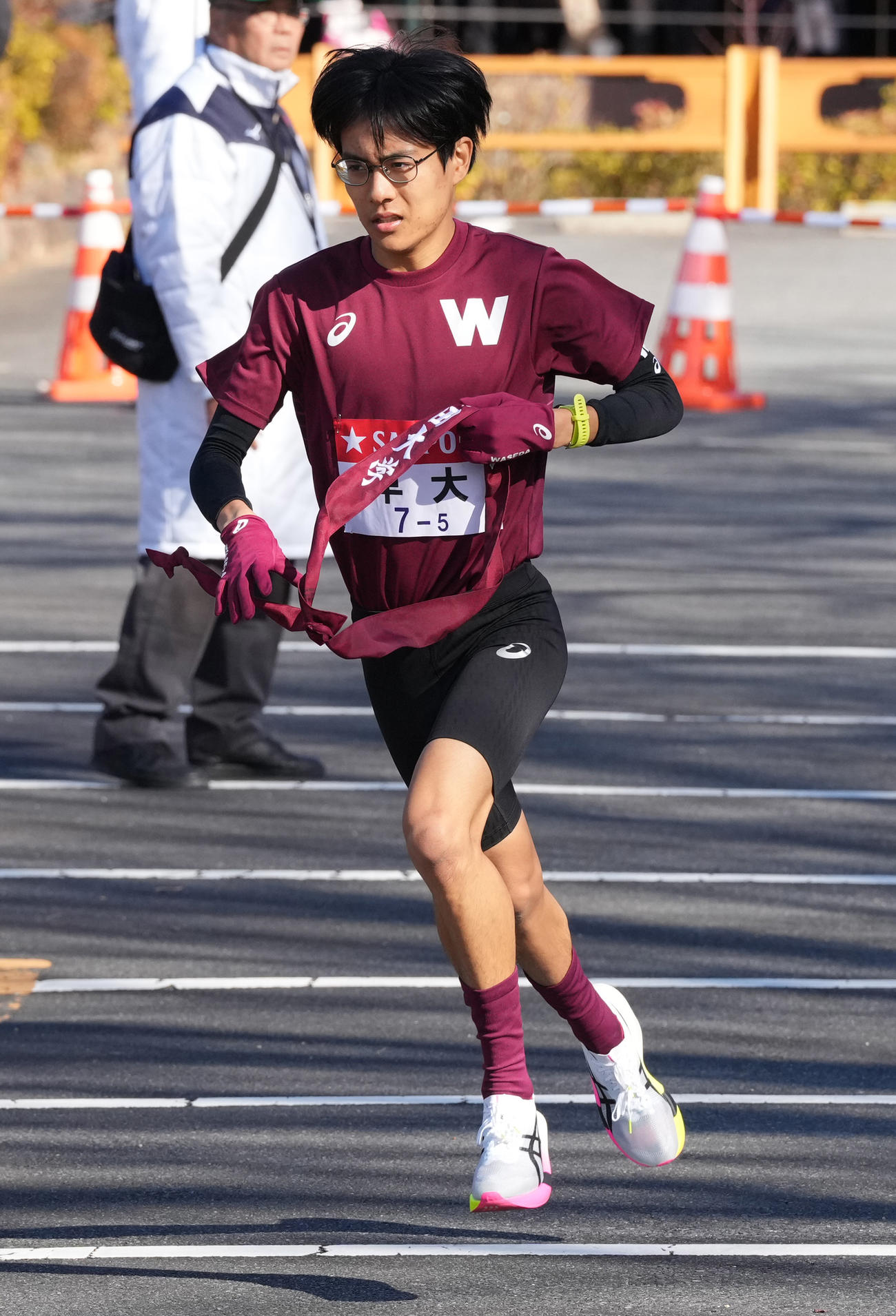 早大5区工藤は小田原中継所を出発する（撮影・鈴木みどり）