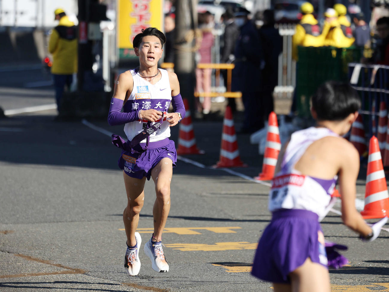 戸塚中継所に駆け込む駒大2区篠原（撮影・宮地輝）