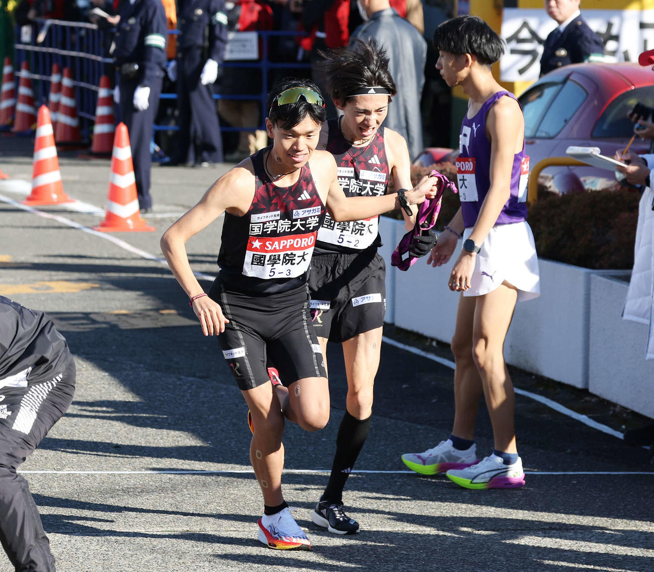 戸塚中継所で国学院大2区平林（右）は3区山本にタスキをつなぐ（撮影・宮地輝）