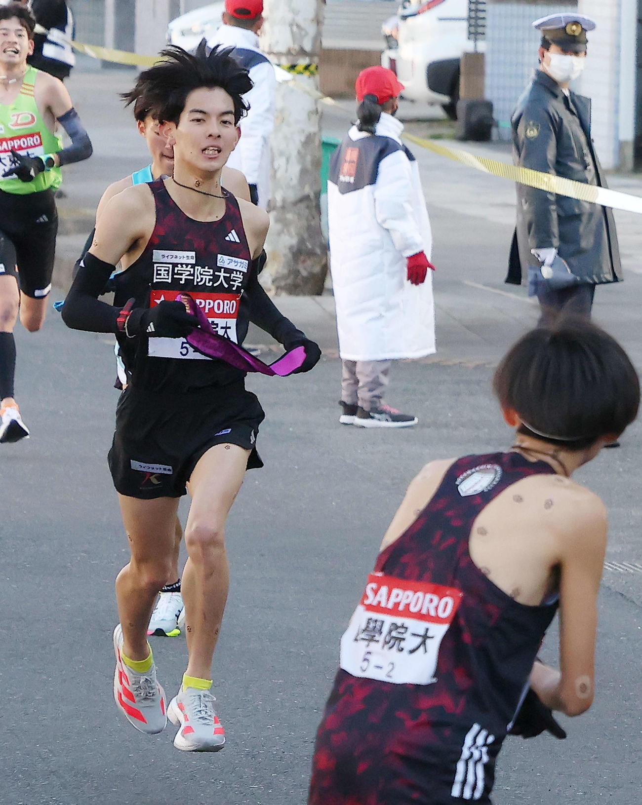 鶴見中継所前を力走する国学院大1区野中（撮影・河田真司）