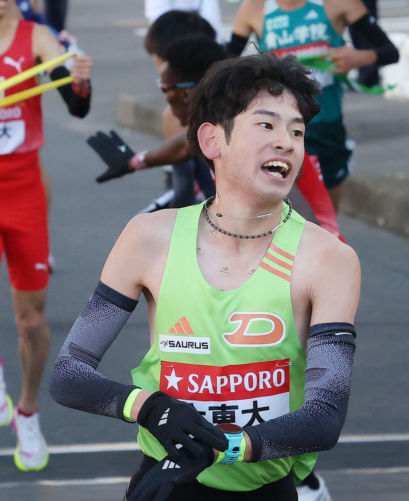 鶴見中継所を8位でタスキリレーする大東大1区大浜（撮影・河田真司）