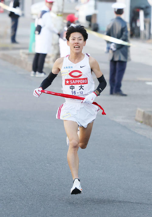 鶴見中継所前を力走する中大1区吉居（撮影・河田真司）