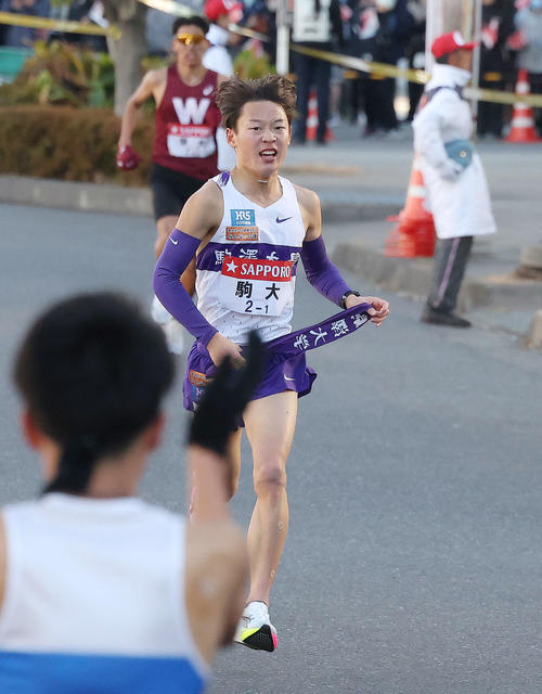 鶴見中継所前を力走する駒大1区帰山（撮影・河田真司）