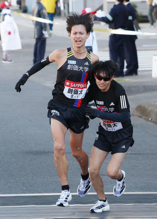 鶴見中継所を18位でタスキリレーする創価大1区斉藤大（左）と2区吉田響（撮影・河田真司）