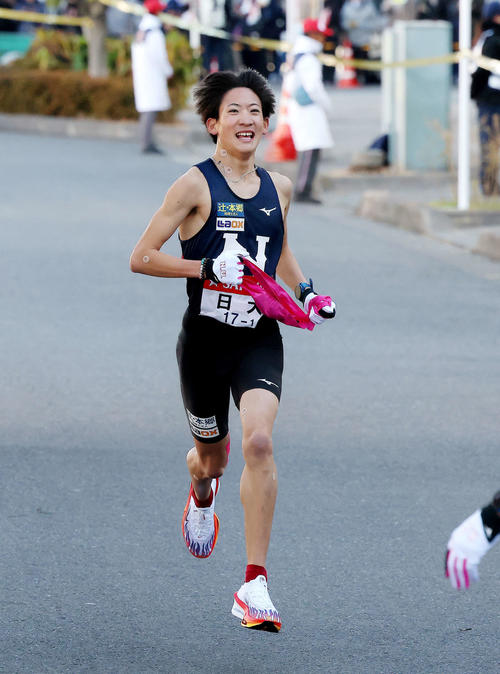 鶴見中継所前を力走する日大1区安藤（撮影・河田真司）