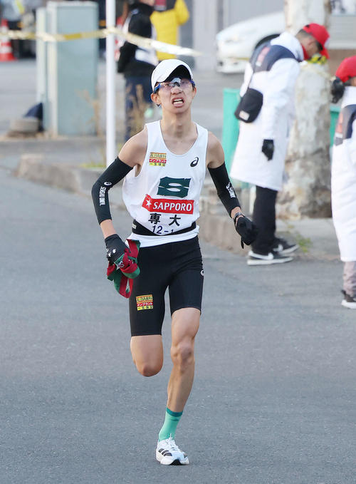 鶴見中継所前を力走する専大1区新井（撮影・河田真司）
