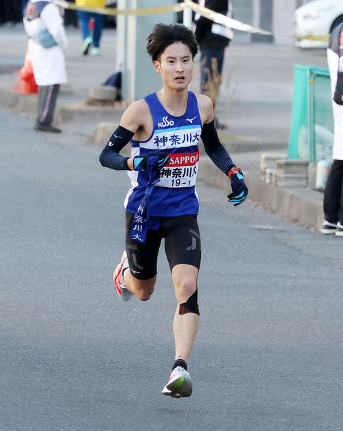 鶴見中継所前を力走するする神奈川大1区大岩（撮影・河田真司）