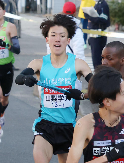 鶴見中継所前を力走する山梨学院大1区平八重（撮影・河田真司）