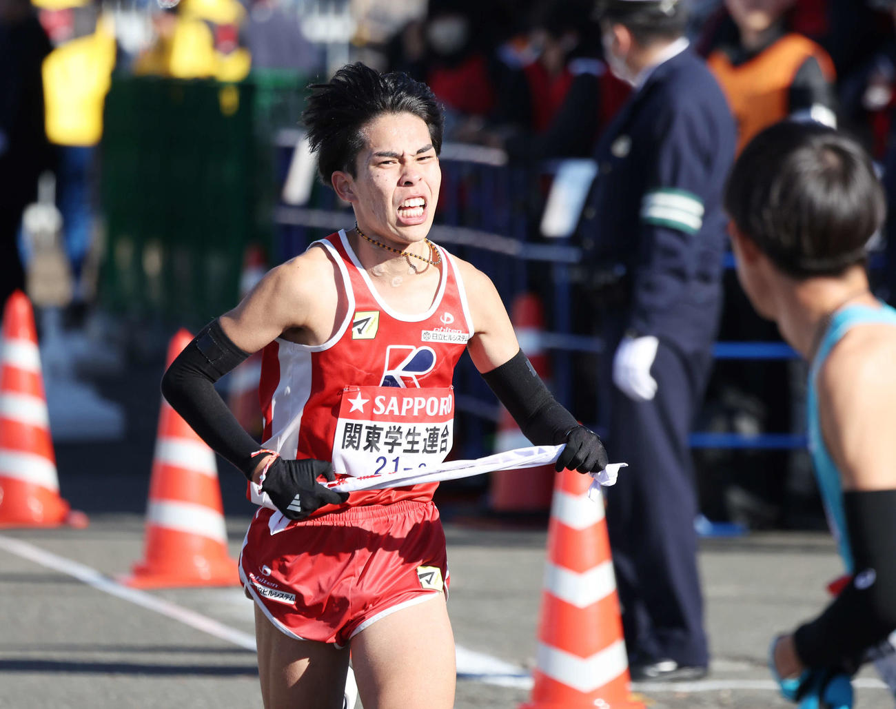 戸塚中継所でタスキをつなぐ関東学生連合2区森川（撮影・宮地輝）