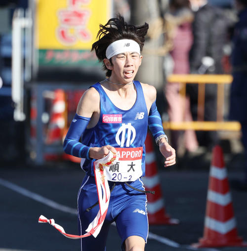 戸塚中継所に駆け込む順大2区玉目（撮影・宮地輝）