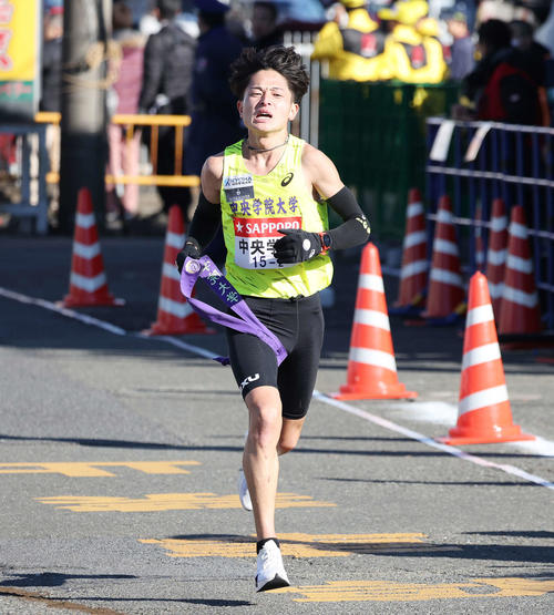 戸塚中継所に駆け込む中央学院大2区吉田（撮影・宮地輝）