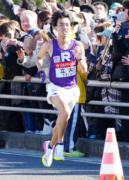 平塚中継所に向かう立大3区稲塚（撮影・江口和貴）