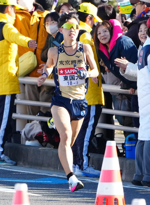 平塚中継所に向かう東京国際大3区佐藤（撮影・江口和貴）