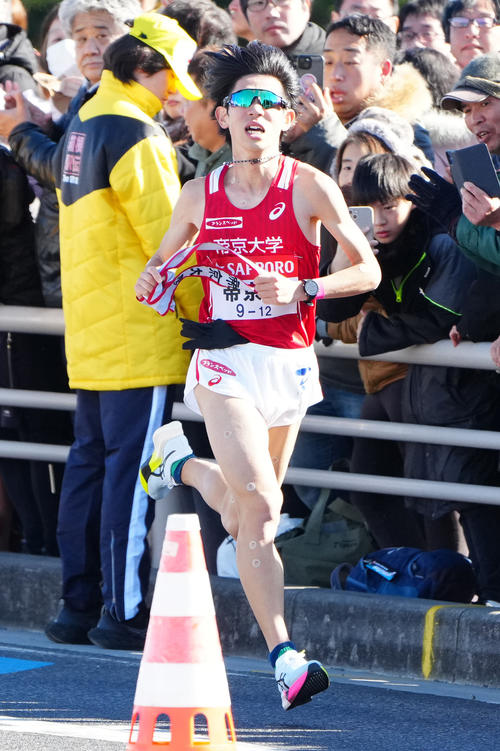 平塚中継所に向かう帝京大3区柴戸（撮影・江口和貴）