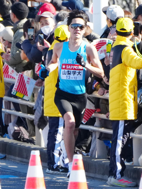 平塚中継所に向かう山梨学院大3区村上（撮影・江口和貴）