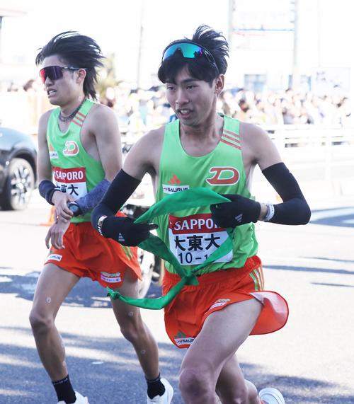 第101回箱根駅伝　往路　大東大4区の西代雄豪（左は大東大3区の入浜輝大）（代表撮影）