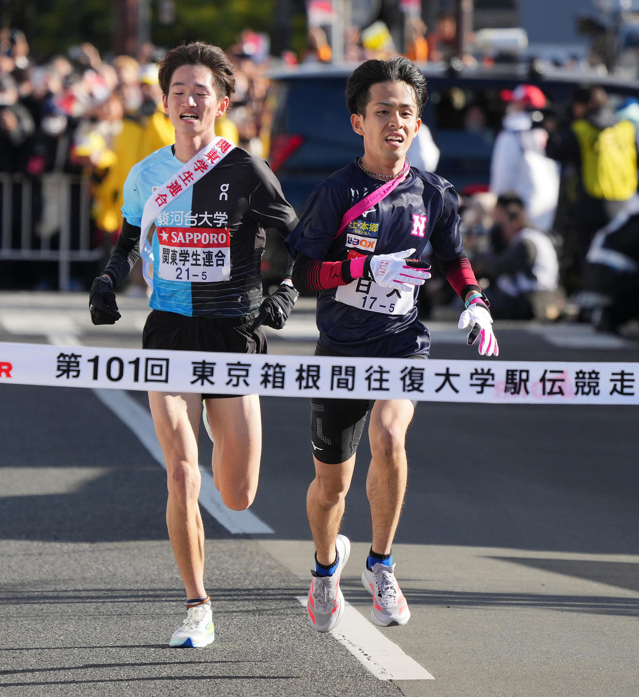 17位でゴールする日大5区鈴木（右）と関東学生連合5区佐藤（撮影・垰建太）