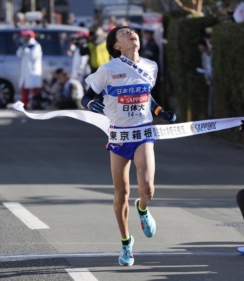 箱根駅伝　往路　10位でゴールする日体大5区浦上（撮影・垰建太）