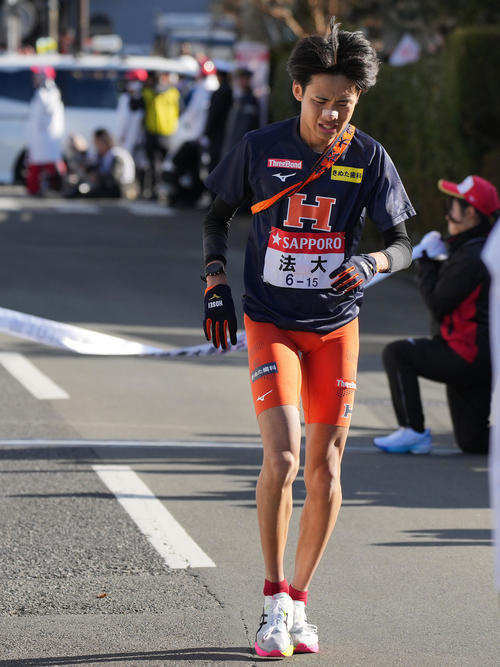 箱根駅伝　往路　16位でゴールする法大5区野田（撮影・垰建太）
