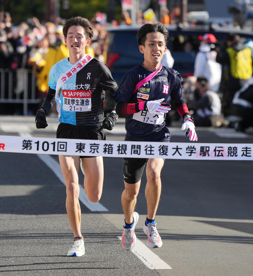 17位でゴールする日大5区鈴木（右）と関東学生連合5区佐藤（撮影・垰建太）