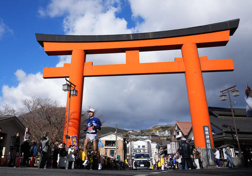 箱根神社鳥居前を力走する神大5区三原（撮影・横山健太）
