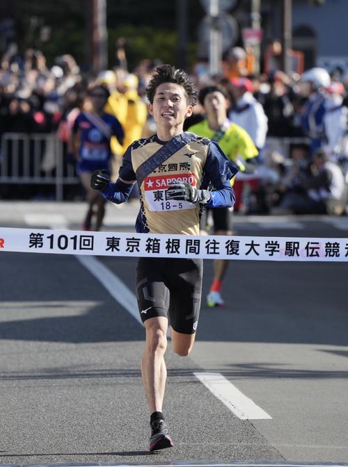 箱根駅伝　往路　11位でゴールする東京国際大5区楠木（撮影・垰建太）
