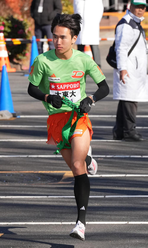 大東大5区中沢は小田原中継所を出発する（撮影・鈴木みどり）