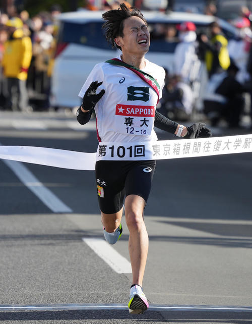箱根駅伝　往路　20位でゴールする専大5区田口（撮影・垰建太）