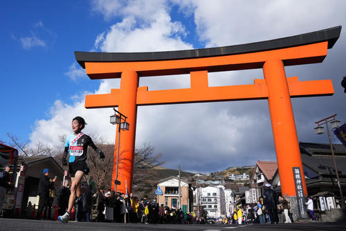 箱根神社鳥居前を力走する関東学生連合5区佐藤（撮影・横山健太）