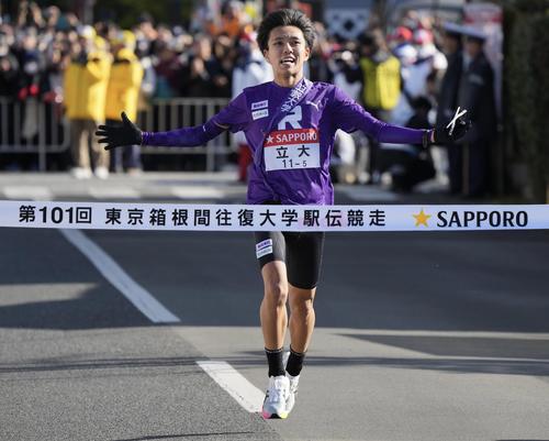 箱根駅伝　往路　8位でゴールする立大5区山本（撮影・垰建太）