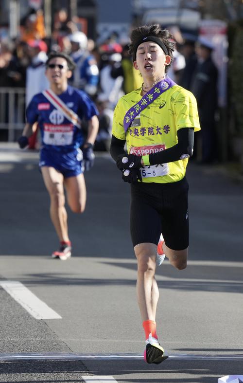 箱根駅伝　往路　12位でゴールする中央学院大5区柴田（撮影・垰建太）
