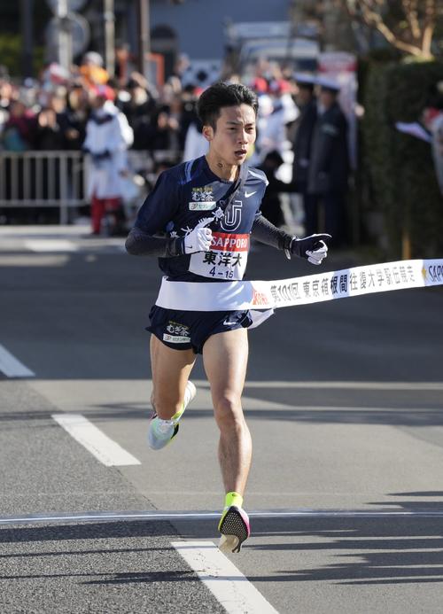 箱根駅伝　往路　9位でゴールする東洋大5区宮崎（撮影・垰建太）