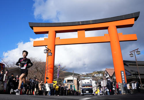 箱根神社鳥居前を力走する創価大5区山口（撮影・横山健太）
