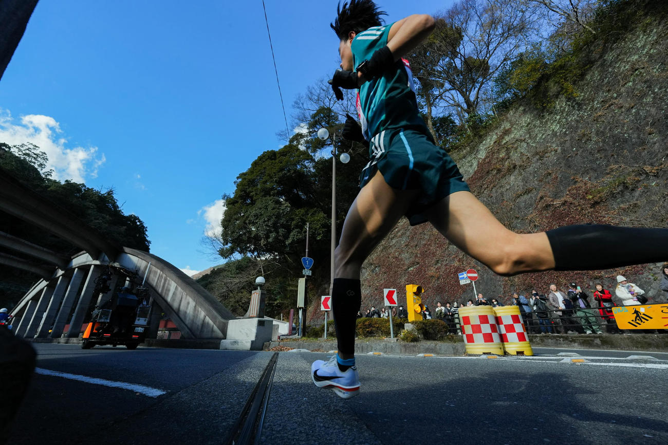 東京箱根間往復大学駅伝競走　ゴールに向かって疾走する青学大5区若林（撮影・菅敏）