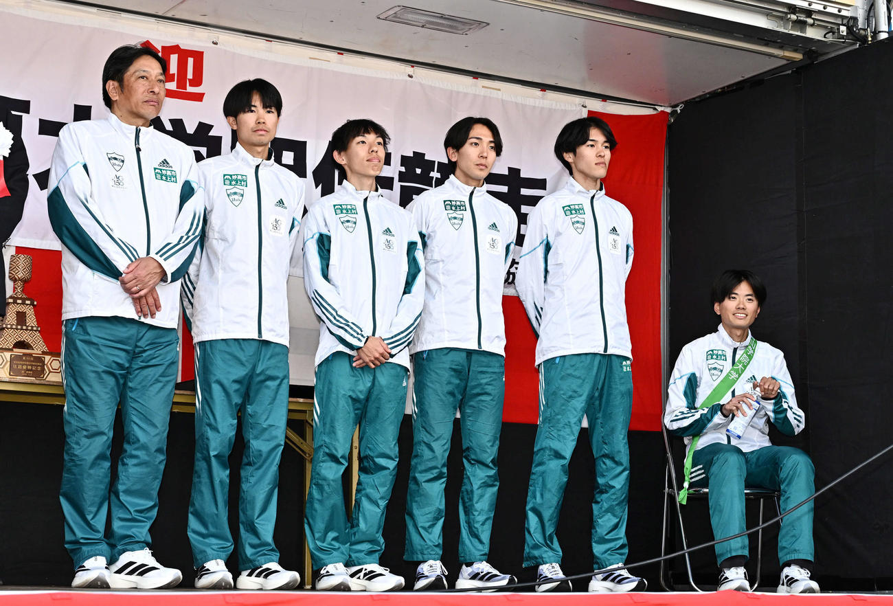 レーズ直後の表彰式に座って臨む青学大5区若林（右）。左から原監督、1区宇田川、2区黒田、3区鶴川、4区太田（撮影・滝沢徹郎）