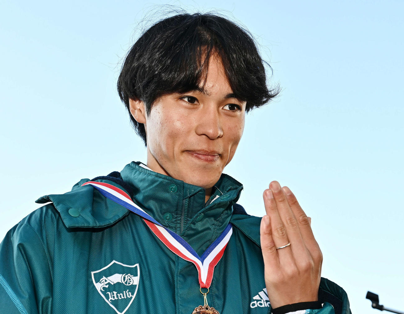 往路4区区間賞の青学大・太田は婚約指輪をはめた左手を披露する（撮影・滝沢徹郎）