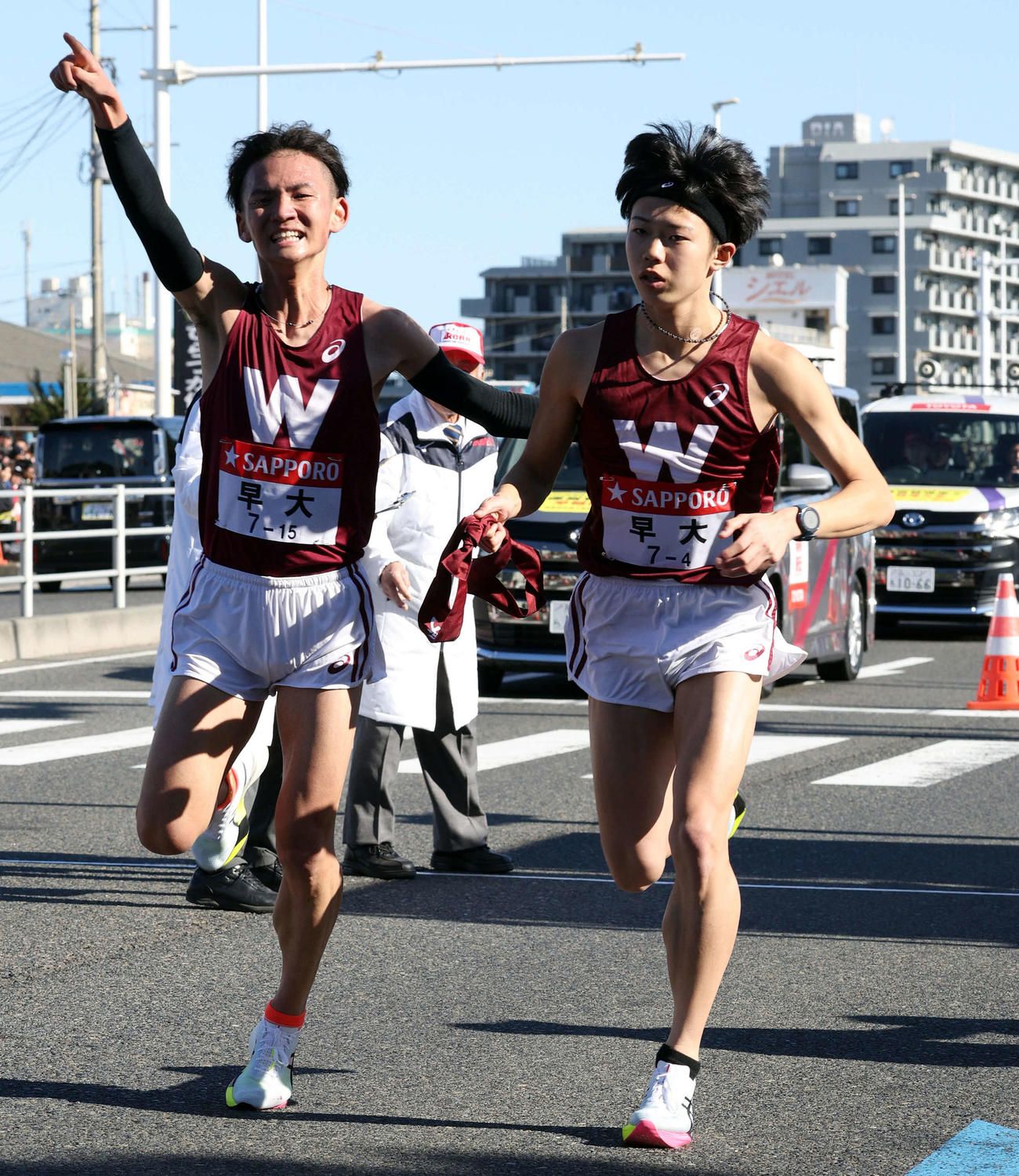 第101回箱根駅伝　往路　平塚中継所で早大3区・山口竣平（左）からたすきを受け取り走り出す4区・長屋匡起（代表撮影）