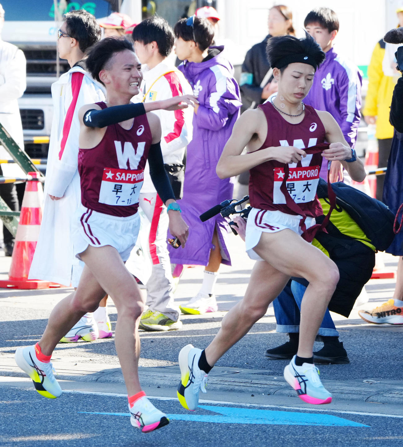 平塚中継所でタスキをつなぐ早大3区山口（左）と4区長屋（撮影・江口和貴）